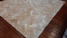 Tapete couro de boi bege parquet